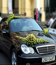 Trang trí xe hoa cô dâu bằng hoa hồng vàng