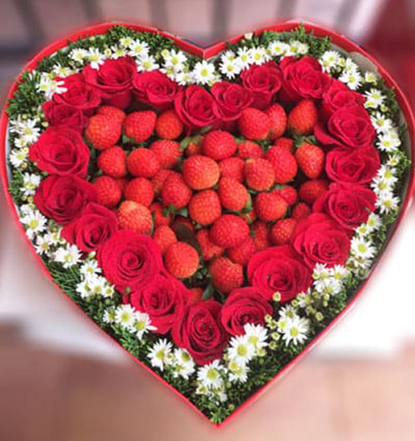 hộp-trái tim-hoa hồng và dâu tây