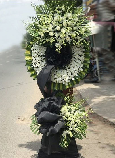 Vòng hoa tang lễ DV giao hoa tận nơi
