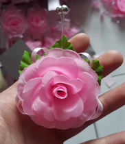 Hoa cài áo vu lan màu hồng