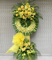 Vòng hoa tang lễ đẹp màu vàng