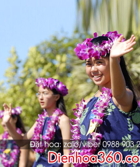 Vòng hoa đeo cổ và đội đầu