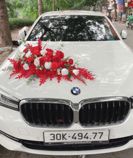 Hoa giả trang trí xe cưới màu trắng