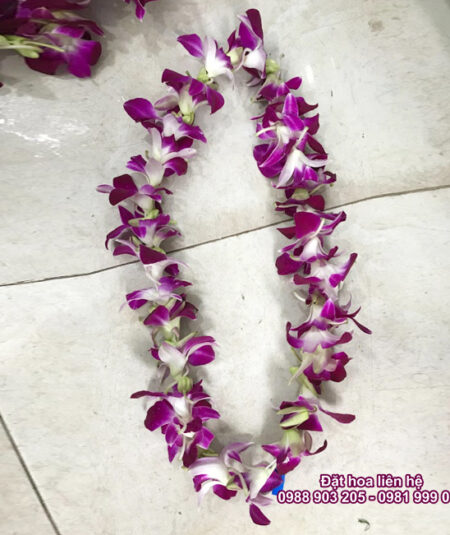 Vòng hoa tươi đeo cổ hoa lan tím