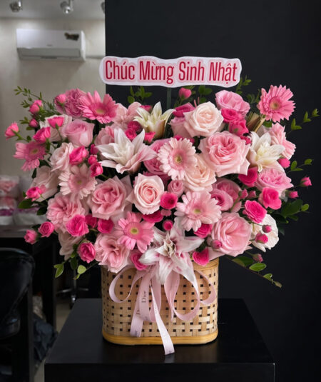 Giỏ hoa nhỏ để bàn mừng sinh nhật